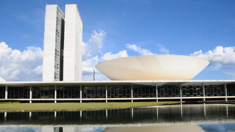 Imagem 1 -  [COLUNA ESPLANADA] Uma frente suprapartidária e forte articula na Câmara dos Deputados a derrubada de sanções, penalidades aos partidos e a volta do financiamento de empresas a candidatos – conquistas amparadas no amplo debate que, de poucos anos para cá, moralizaram as campanhas. O foco já está na poderosa Comissão de Constituição e Justiça. Ontem, a CCJ debateu a PEC nº 9/23 que anistia partidos de multas a legendas que não cumprirem a cota de candidaturas femininas e de negros. O texto permite também a arrecadação de recursos de empresas por diretórios políticos para quitar dívidas com fornecedores contraídas ou assumidas até agosto de 2015. Uma jogada para reabrir as portas para a volta do financiamento privado em futuras campanhas.