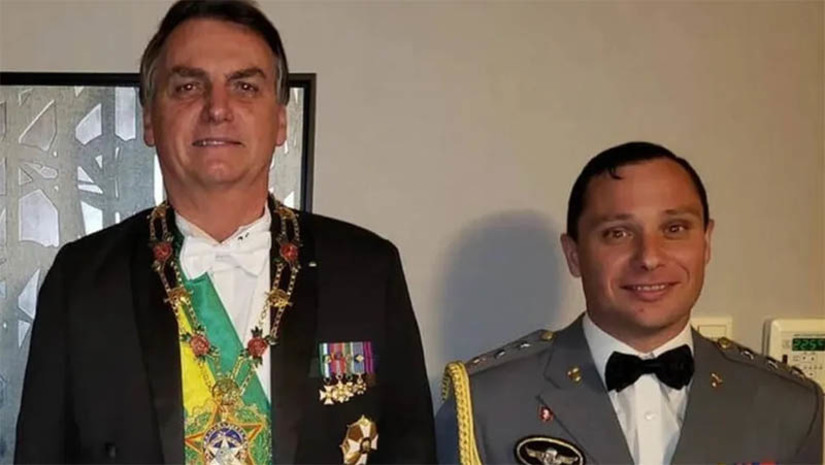 Imagem 1 - PF faz buscas na casa do ex-presidente Bolsonaro e prende o tenente-coronel Mauro Cid. A prisão aconteceu nesta quarta-feira (3). Mauro é ex-ajudante de ordem de Jair Bolsonaro. Max Guilherme e Sérgio Cordeiro, assessores do ex-presidente, que trabalhavam no Planalto, também foram presos. Os policiais também realizam busca e apreensão na casa onde Bolsonaro mora com Michelle, no Jardim Botânico, em Brasília. A ação faz parte da Operação Venire, que investiga a prática de crimes na inserção de dados falsos sobre vacinação contra Covid-19 nos sistemas do Ministério da Saúde. Imagem 1 - PF faz buscas na casa do ex-presidente Bolsonaro e prende o tenente-coronel Mauro Cid. A prisão aconteceu nesta quarta-feira (3). Mauro é ex-ajudante de ordem de Jair Bolsonaro. Max Guilherme e Sérgio Cordeiro, assessores do ex-presidente, que trabalhavam no Planalto, também foram presos. Os policiais também realizam busca e apreensão na casa onde Bolsonaro mora com Michelle, no Jardim Botânico, em Brasília. A ação faz parte da Operação Venire, que investiga a prática de crimes na inserção de dados falsos sobre vacinação contra Covid-19 nos sistemas do Ministério da Saúde.