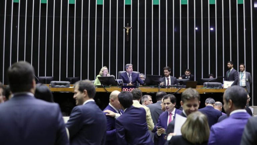 Imagem 1 - Votação do PL das Fake News é adiada a pedido do relator; Lira não definiu nova data. "Ouvindo atentamente o pedido do relator – que para mim já é suficiente –, e os líderes, que na sua maioria encaminham por uma saída da manutenção do diálogo, o projeto não será votado na noite de hoje", disse o presidente da Câmara, nesta terça-feira (2). O relator da proposta, deputado Orlando Silva (PP-AL), pediu mais tempo para ajustar o texto depois de se reunir com líderes partidários. Imagem 1 - Votação do PL das Fake News é adiada a pedido do relator; Lira não definiu nova data. "Ouvindo atentamente o pedido do relator – que para mim já é suficiente –, e os líderes, que na sua maioria encaminham por uma saída da manutenção do diálogo, o projeto não será votado na noite de hoje", disse o presidente da Câmara, nesta terça-feira (2). O relator da proposta, deputado Orlando Silva (PP-AL), pediu mais tempo para ajustar o texto depois de se reunir com líderes partidários.