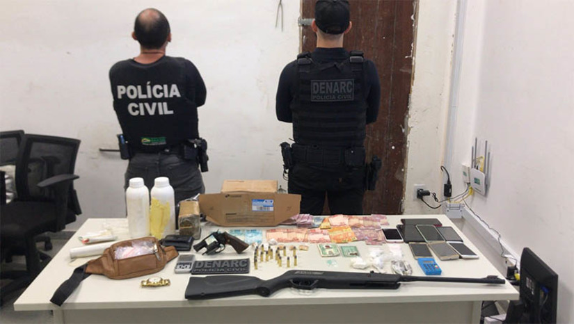 Imagem 1 -  Polícia prende em Caraúbas três envolvidos com o transporte de drogas via Correios . As prisões aconteceram nesta terça-feira (2). A encomenda vinha sendo monitorada a todo momento pela DENARC, através dos Correios. Assim que a mercadoria foi entregue, os policiais abordaram o autor e no pacote havia cerca de dois quilos de maconha. Já em outro endereço, foram apreendidos maconha, crack, cocaína, lóló, um revólver calibre .38, munições, uma espingarda de pressão e mais R$ 514 em espécie. 