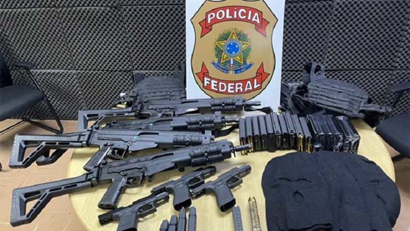 Imagem 1 - A operação Day After é nacional e tem como objetivo prender pessoas que não recadastraram armas de fogo dentro do prazo – encerrado nesta quarta (3) – e que, além disso, têm mandados de prisão em aberto por crimes violentos ou dívidas de pensão alimentícia. Os alvos da Day After são pessoas que não se enquadram nos critérios para ter o porte de armas e que tinham mandados de prisão anterior. Segundo o ministro da Justiça e Segurança Pública, Flávio Dino, que anunciou a operação em sua conta no Twitter, esta será “uma linha permanente de trabalho da PF”. Imagem 1 - A operação Day After é nacional e tem como objetivo prender pessoas que não recadastraram armas de fogo dentro do prazo – encerrado nesta quarta (3) – e que, além disso, têm mandados de prisão em aberto por crimes violentos ou dívidas de pensão alimentícia. Os alvos da Day After são pessoas que não se enquadram nos critérios para ter o porte de armas e que tinham mandados de prisão anterior. Segundo o ministro da Justiça e Segurança Pública, Flávio Dino, que anunciou a operação em sua conta no Twitter, esta será “uma linha permanente de trabalho da PF”.