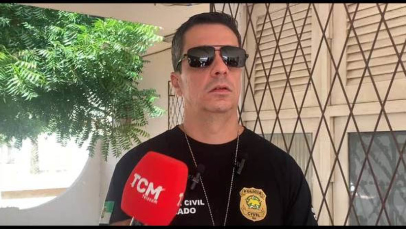 Imagem 1 - Polícia prende suspeito de atear fogo na esposa, em Campo Grande; vítima teve 95% do corpo queimado. Luiz Dantas de Lima, de 65 anos, vinha sendo procurado pela Polícia Civil, como principal suspeito do crime. Ele apresentou espontaneamente, nesta quarta-feira (3), na delegacia do município de Mossoró, mas, de acordo com o delegado Gabriel Napoli, exerceu o direito de ficar calado e não prestou esclarecimentos sobre o caso. A esposa dele, uma mulher de 49 anos, deu entrada no Hospital Regional Tarcísio Maia, em Mossoró, na madrugada de 28 de abril. Ela teve 95% do corpo queimado. Até o final da manhã desta quinta-feira (4), a vítima seguia internada na sala vermelha e seu estado de saúde era considerado gravíssimo. Imagem 1 - Polícia prende suspeito de atear fogo na esposa, em Campo Grande; vítima teve 95% do corpo queimado. Luiz Dantas de Lima, de 65 anos, vinha sendo procurado pela Polícia Civil, como principal suspeito do crime. Ele apresentou espontaneamente, nesta quarta-feira (3), na delegacia do município de Mossoró, mas, de acordo com o delegado Gabriel Napoli, exerceu o direito de ficar calado e não prestou esclarecimentos sobre o caso. A esposa dele, uma mulher de 49 anos, deu entrada no Hospital Regional Tarcísio Maia, em Mossoró, na madrugada de 28 de abril. Ela teve 95% do corpo queimado. Até o final da manhã desta quinta-feira (4), a vítima seguia internada na sala vermelha e seu estado de saúde era considerado gravíssimo.