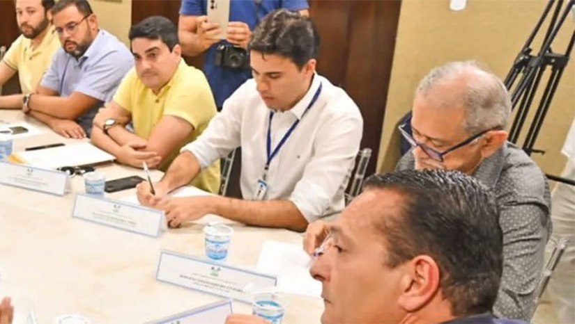 Imagem 1 - Projeto criando Plano Municipal de Saneamento Básico chega a Câmara de Apodi. O Poder Executivo enviou o projeto esta semana, após período de concepção através de consultores de áreas específicas do direito ambiental. Uma vez aprovado, o Plano deve ser sancionado, para nortear as obras de saneamento básico, que a CAERN informa que já tem o projeto e os recursos reservados para executar em Apodi, com a finalidade de prevenir doenças e evitar a poluição da Lagoa do Apodi. Imagem 1 - Projeto criando Plano Municipal de Saneamento Básico chega a Câmara de Apodi. O Poder Executivo enviou o projeto esta semana, após período de concepção através de consultores de áreas específicas do direito ambiental. Uma vez aprovado, o Plano deve ser sancionado, para nortear as obras de saneamento básico, que a CAERN informa que já tem o projeto e os recursos reservados para executar em Apodi, com a finalidade de prevenir doenças e evitar a poluição da Lagoa do Apodi.