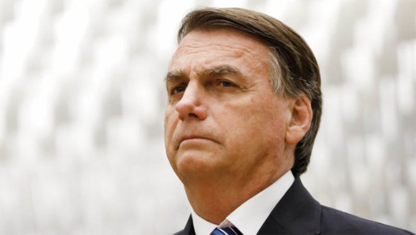 Imagem 1 -  [COLUNA ESPLANADA] Qual dos asseclas mais próximo dele em seu Governo vai capitular à pressão psicológica da cela? Essa é a pergunta da oposição a Jair Bolsonaro sobre a prisão ontem de Mauro Cid, o militar seu ex-ajudante de ordens, que agora se soma à do ex-ministro da Justiça e delegado federal Anderson Torres. Este amarga cadeia há dois meses e tem sinais de depressão. Para aliados de Bolsonaro, os mandados expedidos pelo ministro Alexandre de Moraes, do STF, miram os ex-subordinados fiéis e detentores de eventuais segredos administrativos que possam levar o camburão à porta do ex-presidente da República. Enquanto isso, a ex-primeira dama Michelle está possessa com o cerco judicial até à filha menor de idade, na operação de ontem da Polícia Federal autorizada por Moraes.