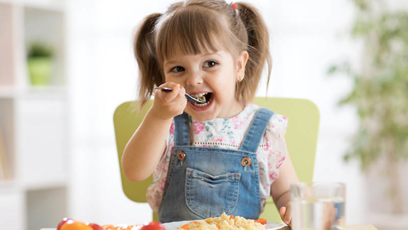 Imagem 1 - Consumo de doces X alimentação saudável na infância. “É comprovado que desde que nascem, as crianças têm uma preferência pelo sabor doce, mas temos que evitar. O açúcar só pode ser oferecido após os dois anos de idade e de maneira restrita”, adverte a dentista do Hapvida Interodonto, Mirele Nobre. Segunda ela, o risco maior de cárie está relacionado não à quantidade de açúcar presente no alimento, e sim à frequência que o alimento é consumido. Imagem 1 - Consumo de doces X alimentação saudável na infância. “É comprovado que desde que nascem, as crianças têm uma preferência pelo sabor doce, mas temos que evitar. O açúcar só pode ser oferecido após os dois anos de idade e de maneira restrita”, adverte a dentista do Hapvida Interodonto, Mirele Nobre. Segunda ela, o risco maior de cárie está relacionado não à quantidade de açúcar presente no alimento, e sim à frequência que o alimento é consumido.