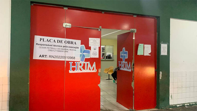 Imagem 1 -  Mulher que teve 95% do corpo queimado em Campo Grande, morre no HRTM. Maria da Conceição Silva, de 49 anos, estava internada na unidade de saúde desde o dia 28 de abril, quando foi trazida do município de Campo Grande, com queimaduras em 95% do seu corpo. O marido dela, Luiz Dantas de Lima, de 65 anos, principal suspeito de ter cometido o crime, foi preso na quarta-feira (3), após se entregar, acompanhado de um advogado, na 39º Delegacia de Polícia, também em Mossoró. As investigações sobre o caso ainda estão em andamento. Agora, caso seja indiciado, Luiz deverá responder pelo crime de feminicídio.