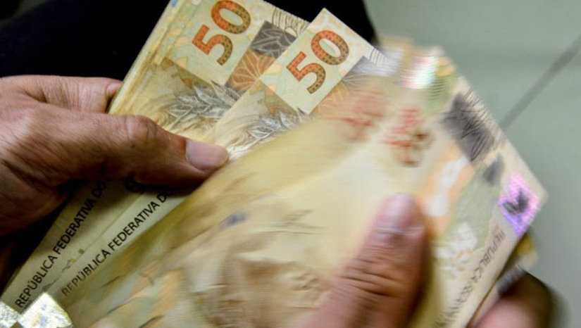 Imagem 1 - 30 milhões de beneficiários da Previdência Social vão receber o 13º adiantado. O decreto que antecipa o abono anual foi assinado nesta quinta-feira (4), pelo presidente Lula. Os beneficiários irão receber o repasse em duas parcelas, em maio e junho, de acordo com o calendário habitual de pagamentos do INSS. O investimento total do Governo Federal é de R$ 62,6 bilhões. Recebem o abono os segurados e dependentes da Previdência Social que, durante o ano de 2023, tenham recebido auxílio por incapacidade temporária, auxílio-acidente, aposentadoria, pensão por morte ou auxílio-reclusão. A oficialização da medida foi publicada no DOU desta sexta (5). Imagem 1 - 30 milhões de beneficiários da Previdência Social vão receber o 13º adiantado. O decreto que antecipa o abono anual foi assinado nesta quinta-feira (4), pelo presidente Lula. Os beneficiários irão receber o repasse em duas parcelas, em maio e junho, de acordo com o calendário habitual de pagamentos do INSS. O investimento total do Governo Federal é de R$ 62,6 bilhões. Recebem o abono os segurados e dependentes da Previdência Social que, durante o ano de 2023, tenham recebido auxílio por incapacidade temporária, auxílio-acidente, aposentadoria, pensão por morte ou auxílio-reclusão. A oficialização da medida foi publicada no DOU desta sexta (5).