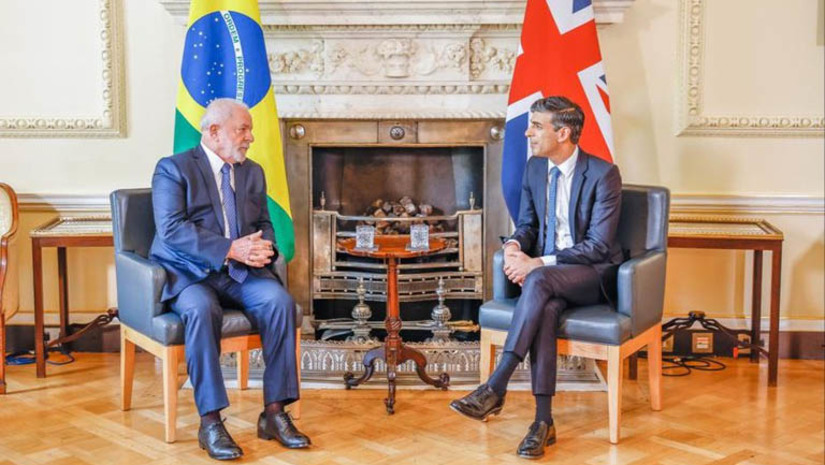 Imagem 1 -  Primeiro-Ministro do Reino Unido anuncia investimento de R$ 500 milhões no Fundo Amazônia. O anúncio foi feito durante reunião da autoridade britânica, Rishi Sunak, com o presidente Luiz Inácio Lula da Silva, em Londre, nesta sexta-feira (5). O encontro foi o primeiro  evento da agenda do governo brasileiro antes da coroação do Rei Charles III. Na oportunidade, Lula agradeceu ao premiê britânico pelo aporte e afirmou que este é o momento de “normalizar as relações entre o Brasil e o Reino Unido” e que o futuro pode trazer parcerias ainda mais importantes.