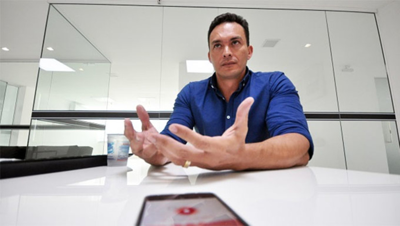 Imagem 1 - A reclamação do Senador é porque destinou R$ 12 milhões para estruturar o Hospital Regional Tarcísio Maia em 2020 e, passados 3 anos, estes recursos ainda não foram aplicados em sua totalidade. Segundo o senador em entrevista à Tribuna do Norte, quando o Governo deixa de investir recursos em setores vitais como Saúde, Educação, Segurança e rodovias, faz com que os investidores que estão aqui vão embora para estados vizinhos e quem poderia vir para o Rio Grande do Norte não vem mais pelo mesmo motivo. "Estamos sendo sugados pelos estados vizinhos", diz Styvenson Valentin. Na mesma entrevista, que pode ser acessada AQUI, o senador do Podemos falou sofre seu projeto de lei que torna crime de terrorismo atos de terrorismo praticados por milicianos e organizações criminosas e também qual seu destino político nas próximas eleições (Foto: Magnos Nascimento). Imagem 1 - A reclamação do Senador é porque destinou R$ 12 milhões para estruturar o Hospital Regional Tarcísio Maia em 2020 e, passados 3 anos, estes recursos ainda não foram aplicados em sua totalidade. Segundo o senador em entrevista à Tribuna do Norte, quando o Governo deixa de investir recursos em setores vitais como Saúde, Educação, Segurança e rodovias, faz com que os investidores que estão aqui vão embora para estados vizinhos e quem poderia vir para o Rio Grande do Norte não vem mais pelo mesmo motivo. "Estamos sendo sugados pelos estados vizinhos", diz Styvenson Valentin. Na mesma entrevista, que pode ser acessada AQUI, o senador do Podemos falou sofre seu projeto de lei que torna crime de terrorismo atos de terrorismo praticados por milicianos e organizações criminosas e também qual seu destino político nas próximas eleições (Foto: Magnos Nascimento).