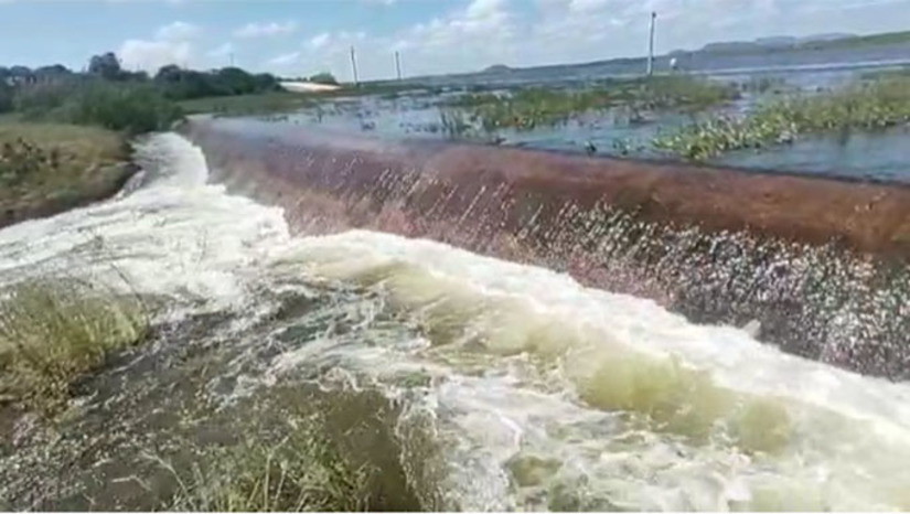 Imagem 1 -  O principal reservatório do Alto Oeste,  segundo maior do Estado, Barragem de Santa Cruz, localizado em Apodi-RN, está com quase 70% de sua capacidade de 600 milhões de metros cúbicos de água, sendo que todos os outros açudes em suas cabeceiras estão sangrando, como é o caso de Pau dos Ferros, Encanto e Riacho da Cruz.  Sangrando, preocupa Mossoró. Já na região Seridó, os principais reservatórios, localizados em Acari e Caicó , estão com menos de 5% de sua capacidades de armazenamento, respectivamente 44  e 81 milhões de metros cúbicos de água, sendo motivo de preocupação da população, pois são considerados reservatórios fundamentais para o abastecimento humano. No Vale do Açu, o maior reservatório do RN, Barragem Engenheiro Armando Ribeiro Gonçalves, está com 68,27% de sua capacidade máxima de 2,4 bilhões de metros cúbicos de água. Se ocorrer de sangrar, preocupa quem mora nas cidades e Ipanguaçu, Assu, Alto do Rodrigues, Carnaubais e Pendências.