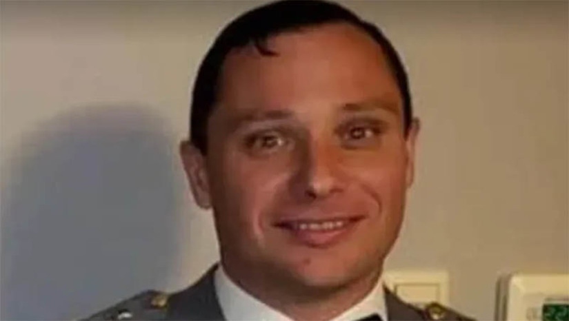 Imagem 1 - PF segue dinheiro de Mauro Cid e descobre possível esquema de corrupção e lavagem de dinheiro. Neste domingo (7), o Fantástico, da Rede Globo, revelou imagens que mostram os US$ 35 mil em dinheiro vivo encontrados no cofre da casa do ex-ajudante de ordens de Jair Bolsonaro, preso na quarta-feira (3), em Brasília. Após a apreensão, a Polícia Federal seguiu os rastros do dinheiro. Os agentes descobriram que Mauro Cid tem uma conta bancária em Miami, de onde teria sacado os dólares em março. Imagem 1 - PF segue dinheiro de Mauro Cid e descobre possível esquema de corrupção e lavagem de dinheiro. Neste domingo (7), o Fantástico, da Rede Globo, revelou imagens que mostram os US$ 35 mil em dinheiro vivo encontrados no cofre da casa do ex-ajudante de ordens de Jair Bolsonaro, preso na quarta-feira (3), em Brasília. Após a apreensão, a Polícia Federal seguiu os rastros do dinheiro. Os agentes descobriram que Mauro Cid tem uma conta bancária em Miami, de onde teria sacado os dólares em março.