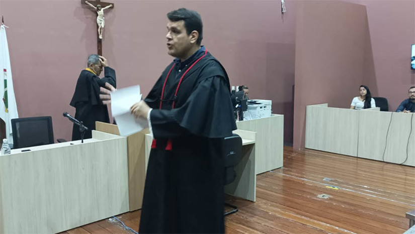 Imagem 1 -  Apodiense é condenado a 9 anos e 15 dias de prisão por homicídio em Mossoró. José Thales Mailson de Oliveira Réis, de 35 anos, matou Alexandre Rodrigues Dastas, no dia 28 de março de 2016, e, na ocasião, tentou contra a vida dos policiais Wellington Sousa e Moisés Fernandes. Mesmo foragido, o réu foi julgado nesta segunda-feira, dia 8 de maio de 2023, em júri presidido pelo juiz Vagnos Kelly Figueiredo de Medeiros. José Thales foi condenado a 9 anos e 15 dias de prisão, que devem ser cumpridos, inicialmente, em regime fechado. O prazo passará a contar quando ele for capturado.