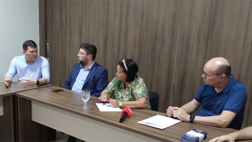 Imagem 1 - Fátima Bezerra assegura apoio à construção do santuário de Santa Luzia. “Quero louvar a iniciativa e declarar nosso apoio ao projeto. O Governo do Estado vai fazer parte da comissão e oferecer apoio técnico e financeiro. E assumo o compromisso de liberar emendas parlamentares ao santuário de Santa Luzia”, garantiu a governadora Fátima Bezerra nesta terça-feira (9), durante reunião com a comissão em defesa do santuário e autoridades, na casa paroquial da Diocese, em Mossoró. Imagem 1 - Fátima Bezerra assegura apoio à construção do santuário de Santa Luzia. “Quero louvar a iniciativa e declarar nosso apoio ao projeto. O Governo do Estado vai fazer parte da comissão e oferecer apoio técnico e financeiro. E assumo o compromisso de liberar emendas parlamentares ao santuário de Santa Luzia”, garantiu a governadora Fátima Bezerra nesta terça-feira (9), durante reunião com a comissão em defesa do santuário e autoridades, na casa paroquial da Diocese, em Mossoró.