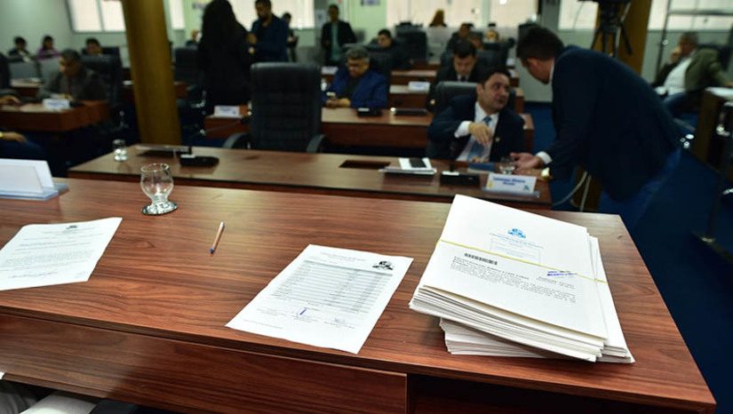 Imagem 1 -  Câmara de Mossoró recebe 40 emendas ao projeto da Lei de Diretrizes Orçamentárias de 2024 . Propostas de alteração ao texto original, as emenda, que são de autoria dos vereadores e vereadoras, foram lidas em plenário na sessão de hoje (9) e despachadas à Comissão de Orçamento, Finanças e Contabilidade (COFC). Agora, a Comissão tem até o próximo dia 26 para decidir sobre as emendas e emitir parecer ao projeto da LDO.