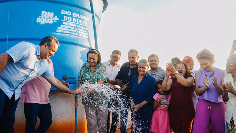 Imagem 1 -  “É o Rio Grande do Norte inserido na modernidade energética”, diz Fátima ao entregar poço com sistema solar. O Governo do RN está viabilizando a perfuração de 120 poços tubulares em comunidades rurais; nesta terça (9), a entrega foi feita à Comunidade Arisco, na zona rural do município de Mossoró. O sistema de energia solar instalado nos poços bombeia a água sem gastos com conta de luz. Além de ajudar na plantação, também ajuda na pastagem dos animais. O poço conta com caixa d’água para 5 mil litros e bebedouro para animais.