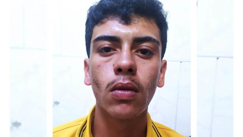 Imagem 1 - Jovem é morto em via pública na praia de Ponta do Mel, município de Areia Branca. O crime aconteceu por volta das 11h30 desta quarta-feira (10). A vítima foi identificada como Antônio David Silva de Paula, de 19 anos. A Polícia Militar foi acionada ao local, com informações de disparos de arma de fogo. Chegando lá, os policiais já encontraram o homem sem vida. No local, ninguém quis comentar o caso. A Polícia Civil vai investigar o crime. A suspeita inicial é que o homicídio tenha sido motivado por desentendimentos dentro de uma facção. Imagem 1 - Jovem é morto em via pública na praia de Ponta do Mel, município de Areia Branca. O crime aconteceu por volta das 11h30 desta quarta-feira (10). A vítima foi identificada como Antônio David Silva de Paula, de 19 anos. A Polícia Militar foi acionada ao local, com informações de disparos de arma de fogo. Chegando lá, os policiais já encontraram o homem sem vida. No local, ninguém quis comentar o caso. A Polícia Civil vai investigar o crime. A suspeita inicial é que o homicídio tenha sido motivado por desentendimentos dentro de uma facção.