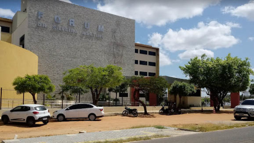 Imagem 1 - Juiz dá parecer favorável ao desaforamento do júri popular do “Caso Eliel” para outra comarca. O pedido foi feito pelos advogados dos acusados, ao Tribunal de Justiça do RN, no final do mês de abril, alegando que, movida pela comoção, a sociedade mossoroense está motivada a condenar os réus. Nesta quarta-feira (10), o juiz da primeira vara criminal de Mossoró deu parecer favorável ao desaforamento do caso, ou seja, a transferência do júri popular para outra cidade. Em sua decisão, o magistrado informou que preside o TJP de Mossoró a mais de uma década e que, até então, nunca havia formulado um pedido de desaforamento, nem manifestado parecer favorável a um pedido desta natureza. No entanto, “no presente caso, porém, dadas as proporções e os rumos que foram tomados, não existe a menor condição de tal julgamento ocorrer nesta Comarca sem que tais circunstâncias extraprocessuais afetem a imparcialidade dos jurados”. Imagem 1 - Juiz dá parecer favorável ao desaforamento do júri popular do “Caso Eliel” para outra comarca. O pedido foi feito pelos advogados dos acusados, ao Tribunal de Justiça do RN, no final do mês de abril, alegando que, movida pela comoção, a sociedade mossoroense está motivada a condenar os réus. Nesta quarta-feira (10), o juiz da primeira vara criminal de Mossoró deu parecer favorável ao desaforamento do caso, ou seja, a transferência do júri popular para outra cidade. Em sua decisão, o magistrado informou que preside o TJP de Mossoró a mais de uma década e que, até então, nunca havia formulado um pedido de desaforamento, nem manifestado parecer favorável a um pedido desta natureza. No entanto, “no presente caso, porém, dadas as proporções e os rumos que foram tomados, não existe a menor condição de tal julgamento ocorrer nesta Comarca sem que tais circunstâncias extraprocessuais afetem a imparcialidade dos jurados”.