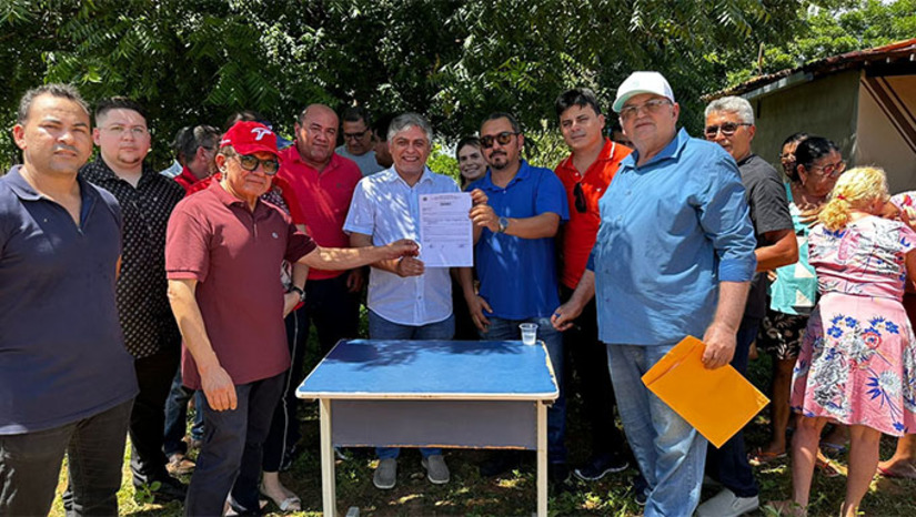 Imagem 1 -  O prefeito Dr. Artur Vale, de Governador Dix Sept Rosado, informou que está investindo R$ 111.600,00 para garantir abastecimento nas comunidades de Riachão e Fazenda Marcolino, assim como está investindo R$ 273.678,44 para pavimentar 2.284,78m2 de ruas e realizar sonho antigo das famílias que residem no Projeto Crescer.