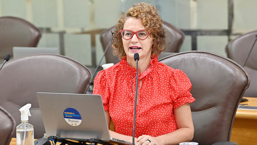 Imagem 1 - Isolda Dantas comemora decisão do TSE que garante mandato à vereadora em Currais Novos. A decisão do Tribunal Superior Eleitoral se deu após constatação de fraude na cota de gênero nas eleições de 2020, quando as investigações apuraram que mulheres foram usadas como laranjas para beneficiar candidaturas masculinas. Com a decisão, a vereadora Rayssa Aline assume o cargo e o vereador Professor Marquinhos, do DEM, eleito pela coligação, foi afastado. “Rayssa perdeu dois anos de seu mandato, que essa decisão sirva de exemplo”, reforçou Isolda. Imagem 1 - Isolda Dantas comemora decisão do TSE que garante mandato à vereadora em Currais Novos. A decisão do Tribunal Superior Eleitoral se deu após constatação de fraude na cota de gênero nas eleições de 2020, quando as investigações apuraram que mulheres foram usadas como laranjas para beneficiar candidaturas masculinas. Com a decisão, a vereadora Rayssa Aline assume o cargo e o vereador Professor Marquinhos, do DEM, eleito pela coligação, foi afastado. “Rayssa perdeu dois anos de seu mandato, que essa decisão sirva de exemplo”, reforçou Isolda.