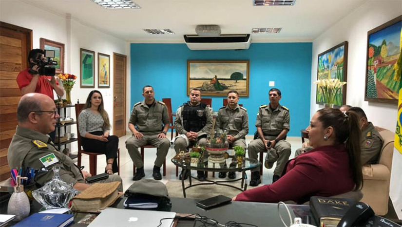 Imagem 1 - Militares ficarão alojados e farão refeições na Ufersa durante o MCJ 2023. A solicitação foi feita pelo comandante geral da PM, Coronel Alarico Azevedo, durante visita a reitora da universidade, professora Ludimilla Oliveira, nesta quinta-feira (11). O comandante também visitou as instalações do Expocenter e almoçou no restaurante universitário. Além de ceder o alojamento da tropa no Expocenter, os militares vão realizar as três refeições – café da manhã, almoço e jantar – no Restaurante Universitário. Segunda a reitora, o papel da Universidade é contribuir com toda e qualquer ação que tenha um princípio educativo e vislumbre um aspecto cultural importante como é o caso do Mossoró Cidade Junina. Imagem 1 - Militares ficarão alojados e farão refeições na Ufersa durante o MCJ 2023. A solicitação foi feita pelo comandante geral da PM, Coronel Alarico Azevedo, durante visita a reitora da universidade, professora Ludimilla Oliveira, nesta quinta-feira (11). O comandante também visitou as instalações do Expocenter e almoçou no restaurante universitário. Além de ceder o alojamento da tropa no Expocenter, os militares vão realizar as três refeições – café da manhã, almoço e jantar – no Restaurante Universitário. Segunda a reitora, o papel da Universidade é contribuir com toda e qualquer ação que tenha um princípio educativo e vislumbre um aspecto cultural importante como é o caso do Mossoró Cidade Junina.