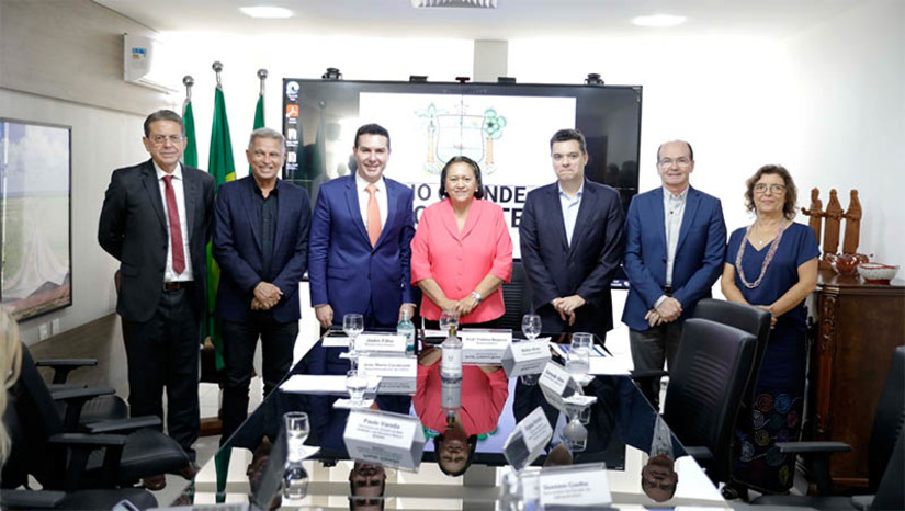 Imagem 1 - Ministro garante retomada de investimentos em transporte, moradia e aterros sanitários no RN. Jader Barbalho Filho, ministro das Cidades, esteve reunido com a governadora Fátima Bezerra nesta quinta-feira (11), em Natal. A visita teve como objetivo tratar de importantes investimentos nas três áreas. Na oportunidade, o ministro apresentou à governadora a nova versão do programa "Minha Casa Minha Vida" que vai priorizar áreas já dotadas de infraestrutura, como escolas e postos de saúde, para a construção de 145 mil novas unidades habitacionais urbanas e rurais em 2023. Por solicitação da gestora estadual, o MC vai atuar, ainda, para destravar outros três grandes investimentos no RN: o Pró-Transporte, o Pró-Moradia e o tratamento de resíduos sólidos através dos consórcios de municípios do Seridó e Alto Oeste. Imagem 1 - Ministro garante retomada de investimentos em transporte, moradia e aterros sanitários no RN. Jader Barbalho Filho, ministro das Cidades, esteve reunido com a governadora Fátima Bezerra nesta quinta-feira (11), em Natal. A visita teve como objetivo tratar de importantes investimentos nas três áreas. Na oportunidade, o ministro apresentou à governadora a nova versão do programa "Minha Casa Minha Vida" que vai priorizar áreas já dotadas de infraestrutura, como escolas e postos de saúde, para a construção de 145 mil novas unidades habitacionais urbanas e rurais em 2023. Por solicitação da gestora estadual, o MC vai atuar, ainda, para destravar outros três grandes investimentos no RN: o Pró-Transporte, o Pró-Moradia e o tratamento de resíduos sólidos através dos consórcios de municípios do Seridó e Alto Oeste.