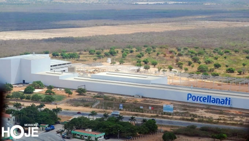 Imagem 1 - Informação de primeira mão do jornalista Carlos Santos. A decisão do Tribunal de Justiça do Rio Grande do Norte confirma o decreto do prefeito Allyson Bezerra, alegando que a empresa quebrou as condicionantes e determinando a retomada do terreno. Esta área, preciosa no Distrito Industrial de Mossoró, deverá ser entregue a duas empresas, que prometem gerar centenas de empregos. Imagem 1 - Informação de primeira mão do jornalista Carlos Santos. A decisão do Tribunal de Justiça do Rio Grande do Norte confirma o decreto do prefeito Allyson Bezerra, alegando que a empresa quebrou as condicionantes e determinando a retomada do terreno. Esta área, preciosa no Distrito Industrial de Mossoró, deverá ser entregue a duas empresas, que prometem gerar centenas de empregos.