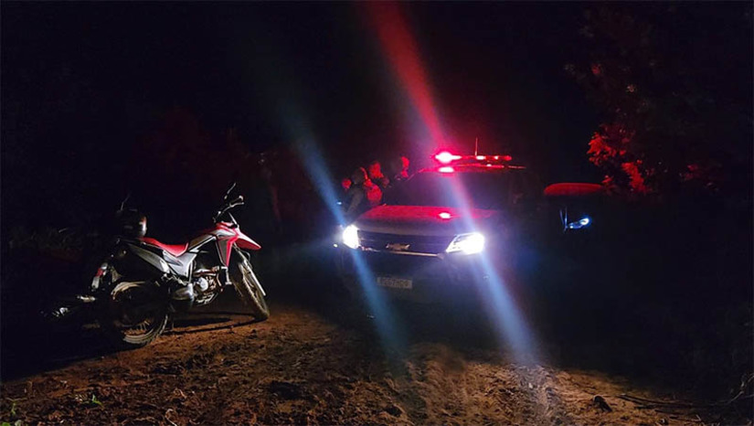 Imagem 1 -  Corpo de homem é encontrado em matagal do Sítio Cigano, na zona rural de Mossoró. De acordo com informações do Subtenente Almeida, a vítima é um homem, negro e que estava trajando apenas uma calça legging. O corpo dele já estava em estado de decomposição. Ele foi encontrado por um morador, que acionou a Polícia Militar. No local, ninguém o reconheceu. O corpo foi removido para a sede do Itep, onde passará por exames para determinar se ele foi vítima de violência e qual a causa da morte.