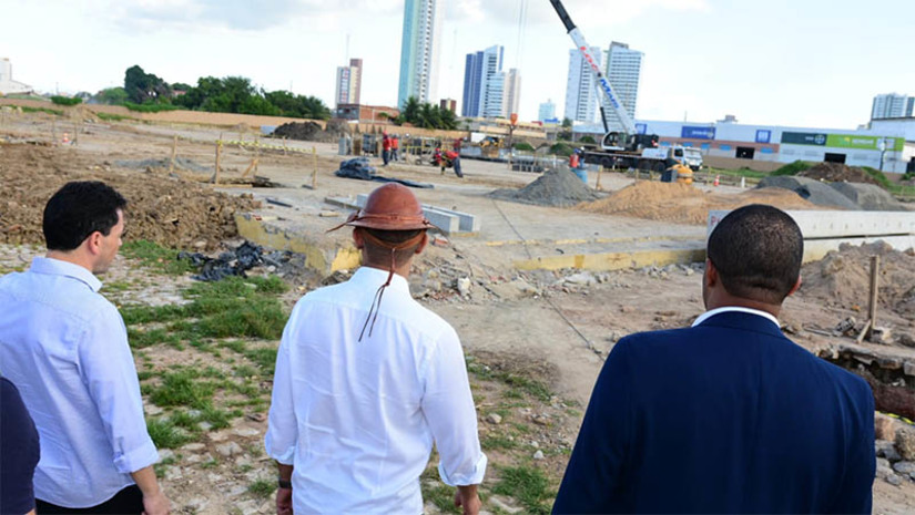 Imagem 1 - Assaí Atacadista deverá iniciar atividades em Mossoró em outubro, gerando 400 empregos diretos. Nesta quinta-feira (11), o prefeito de Mossoró, Allyson Bezerra, visitou a localidade onde está sendo edificado o empreendimento. Na ocasião, a Construtora Neri Martins implantou o primeiro pilar da obra, que acontece em terreno que também abriga instalações da Usibras. O Assaí Atacadista deverá oportunizar 400 empregos diretos, a partir do início das atividades. Imagem 1 - Assaí Atacadista deverá iniciar atividades em Mossoró em outubro, gerando 400 empregos diretos. Nesta quinta-feira (11), o prefeito de Mossoró, Allyson Bezerra, visitou a localidade onde está sendo edificado o empreendimento. Na ocasião, a Construtora Neri Martins implantou o primeiro pilar da obra, que acontece em terreno que também abriga instalações da Usibras. O Assaí Atacadista deverá oportunizar 400 empregos diretos, a partir do início das atividades.
