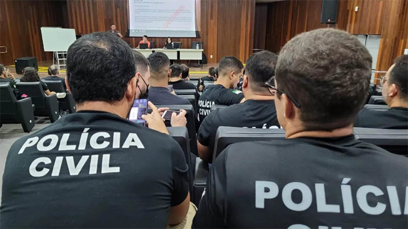 Imagem 1 - MPRN e Polícia Civil realizam curso sobre crimes cibernéticos em Mossoró. As aulas foram ministradas na sede das Promotorias de Justiça, no bairro Presidente Costa e Silva, no município de Mossoró. O Curso foi iniciado na terça (9) e concluído nesta quinta-feira (11). Ao todo, 40 policiais civis e 10 servidores do MPRN participaram da qualificação. Fruto do Projeto Parceiros, firmado entre o MPRN e a PCRN, o curso visa o compartilhamento de conhecimentos e técnicas, atualmente empregados pelo GAECO, com delegados e agentes de Polícia Civil de Mossoró e outros municípios do Alto Oeste. Imagem 1 - MPRN e Polícia Civil realizam curso sobre crimes cibernéticos em Mossoró. As aulas foram ministradas na sede das Promotorias de Justiça, no bairro Presidente Costa e Silva, no município de Mossoró. O Curso foi iniciado na terça (9) e concluído nesta quinta-feira (11). Ao todo, 40 policiais civis e 10 servidores do MPRN participaram da qualificação. Fruto do Projeto Parceiros, firmado entre o MPRN e a PCRN, o curso visa o compartilhamento de conhecimentos e técnicas, atualmente empregados pelo GAECO, com delegados e agentes de Polícia Civil de Mossoró e outros municípios do Alto Oeste.