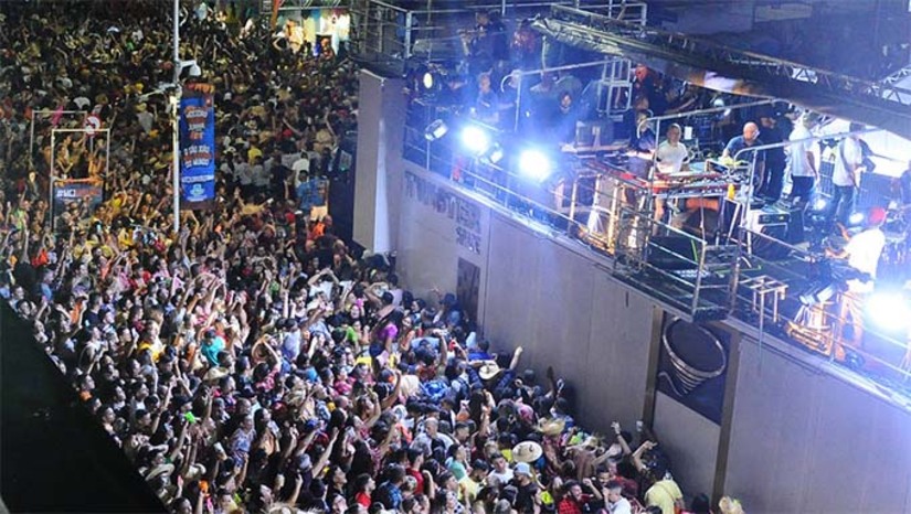 Imagem 1 - Confira a programação completa do Mossoró Cidade Junina 2023. De acordo com a agenda de shows divulgada hoje, o “Pingo da Mei Dia” terá as seguintes atrações: Bell Marques, Raí Saia Rodada e Dan Ventura. Neste ano, a programação de shows do MCJ 2023 acontecerá em dois polos, Estação das Artes e Arraiá do Povo (Feira do Bode). O bloco “Boca da Noite” terá como atrações: Cláudia Leite e Parangolé. Imagem 1 - Confira a programação completa do Mossoró Cidade Junina 2023. De acordo com a agenda de shows divulgada hoje, o “Pingo da Mei Dia” terá as seguintes atrações: Bell Marques, Raí Saia Rodada e Dan Ventura. Neste ano, a programação de shows do MCJ 2023 acontecerá em dois polos, Estação das Artes e Arraiá do Povo (Feira do Bode). O bloco “Boca da Noite” terá como atrações: Cláudia Leite e Parangolé.