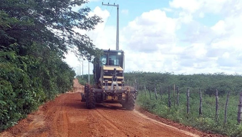 Imagem 1 -  Prefeito Alan Silveira explica que além de muito importante para passar equipes de saúde e o transporte escolar, as estradas de acesso a zona rural recuperando-as neste período, ajuda na escoação da produção de frutas, legumes, mel e até a produção da pecuária regional