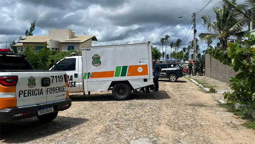 Imagem 1 -  Chacina aconteceu durante a madrugada deste domingo. O Inspetor Dourado, após matar os escrivás Antônio Claudio, Antônio José e Francisco dos Santos, além do inspetor Gabriel Ferreira, gravou um video em frente a casa dele explicando os motivos e depois se entregou a Unidade da Polícia Militar da cidade. A Prefeita de Camocim, Maria Elizabete, e o governador do Ceará , Elmano de Freitas, publicaram notas lamentando o ocorrido, ordenando diligências.