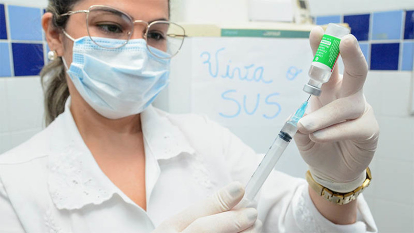 Imagem 1 - Vacinação contra a Influenza já está disponível para toda a população, em Mossoró. A vacinação do público geral segue orientação do Ministério da Saúde. Estados e municípios podem usar as vacinas em estoque e adotar estratégias locais para operacionalizar a imunização, atendendo às realidades de cada região. “É importante que a população busque as Unidades Básicas de Saúde para se proteger contra esse agravo (doença). A vacina protege contra dois tipos de Influenza A H1N1 e H3N2 e a Influenza B. Também é importante ressaltar que as pessoas que são dos grupos prioritários devem o quanto antes estarem se vacinando, pois são as mais susceptíveis as complicações”, disse o coordenador do PNI, Etevaldo Lima Imagem 1 - Vacinação contra a Influenza já está disponível para toda a população, em Mossoró. A vacinação do público geral segue orientação do Ministério da Saúde. Estados e municípios podem usar as vacinas em estoque e adotar estratégias locais para operacionalizar a imunização, atendendo às realidades de cada região. “É importante que a população busque as Unidades Básicas de Saúde para se proteger contra esse agravo (doença). A vacina protege contra dois tipos de Influenza A H1N1 e H3N2 e a Influenza B. Também é importante ressaltar que as pessoas que são dos grupos prioritários devem o quanto antes estarem se vacinando, pois são as mais susceptíveis as complicações”, disse o coordenador do PNI, Etevaldo Lima