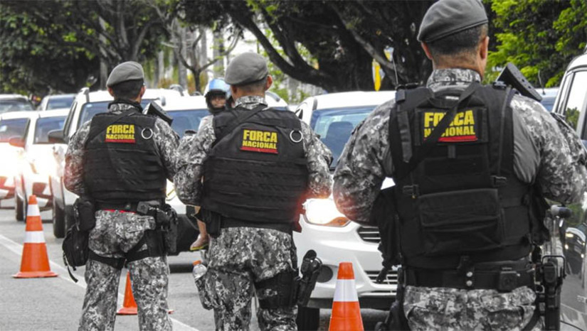 Imagem 1 - Presença da Força Nacional do Rio Grande do Norte é prorrogada até 12 de junho. De acordo com a portaria, assinada pelo ministro da Justiça e da Segurança Pública, Flávio Dino, e publicada na edição desta segunda-feira (15), do Diário Oficial da União, a Força Nacional atuará “em ações conjuntas e coordenadas com os órgãos de segurança pública na circunscrição do Estado, nas atividades e nos serviços imprescindíveis à preservação da ordem pública e da incolumidade das pessoas e do patrimônio”. Militares de vários estados estão no RN desde a madrugada do dia 15 de março, quando chegaram para auxiliar no combate aos atos criminosos que estavam ocorrendo à época. Imagem 1 - Presença da Força Nacional do Rio Grande do Norte é prorrogada até 12 de junho. De acordo com a portaria, assinada pelo ministro da Justiça e da Segurança Pública, Flávio Dino, e publicada na edição desta segunda-feira (15), do Diário Oficial da União, a Força Nacional atuará “em ações conjuntas e coordenadas com os órgãos de segurança pública na circunscrição do Estado, nas atividades e nos serviços imprescindíveis à preservação da ordem pública e da incolumidade das pessoas e do patrimônio”. Militares de vários estados estão no RN desde a madrugada do dia 15 de março, quando chegaram para auxiliar no combate aos atos criminosos que estavam ocorrendo à época.