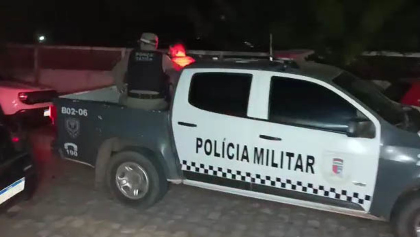 Imagem 1 -  Cadeirante é preso por estupro de vulnerável contra adolescente de 13 anos, em Mossoró. Vitor Emanuel Gomes Freitas, conhecido como Boris, foi preso em flagrante no sábado (13) e conduzido à delegacia de plantão, onde foi autuado pelos crimes de estupro de vulnerável e posse ilegal de arma de fogo. O homem ainda é suspeito de manter a adolescente em cárcere privado, em uma residência do bairro Santa Delmira. Este último crime será investigado pela Delegacia de Proteção à Criança e ao Adolescente. A menina é de Assú e, segundo a denúncia feita pela família, ela teria vindo para Mossoró fazer uma faxina e foi impedida pelo agressor de retornar para casa.
