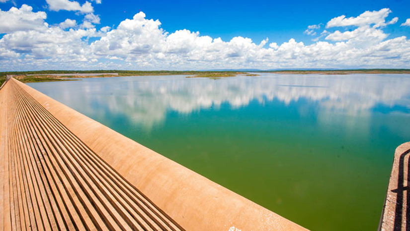 Imagem 1 - Barragem Santa Cruz do Apodi acumula quase 70% da sua capacidade total. O dado foi atualizado nesta segunda-feira (15), pelo Igarn. O segundo maior manancial do RN, acumula 413,13 milhões de metros cúbicos, percentualmente, 68,89% da sua capacidade total, que é de 599,71 milhões de m³. No dia 15 de maio de 2022, o reservatório estava com 252,71 milhões de m³, equivalentes a 42,14% da sua capacidade total. As reservas hídricas superficiais totais do RN somam 2,799 bilhões de m³, correspondentes a 63,78% da sua capacidade total, que é de 4.376.444.842 m³. Imagem 1 - Barragem Santa Cruz do Apodi acumula quase 70% da sua capacidade total. O dado foi atualizado nesta segunda-feira (15), pelo Igarn. O segundo maior manancial do RN, acumula 413,13 milhões de metros cúbicos, percentualmente, 68,89% da sua capacidade total, que é de 599,71 milhões de m³. No dia 15 de maio de 2022, o reservatório estava com 252,71 milhões de m³, equivalentes a 42,14% da sua capacidade total. As reservas hídricas superficiais totais do RN somam 2,799 bilhões de m³, correspondentes a 63,78% da sua capacidade total, que é de 4.376.444.842 m³.
