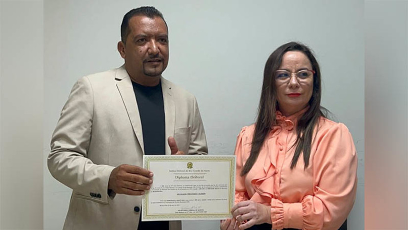 Imagem 1 -  Marrom Lanches é diplomado para mandato como vereador de Mossoró. A diplomação de Adjailson Fernandes Valdeger, “Marrom Lanches”, do partido Democracia Cristã (DC), aconteceu nesta terça-feira (16), no TRE. Ele assume a vaga de Larissa Rosado, que perdeu o mandato, após decisão TSE, que reconheceu fraude à cota de gênero praticada pelo Partido da Social Democracia Brasileira (PSDB) ao lançar as candidatas fictícias Francisca das Chagas Costa da Silva e Maria Gilda Barreto da Silva para concorrerem ao cargo de vereador nas Eleições Municipais de 2020.