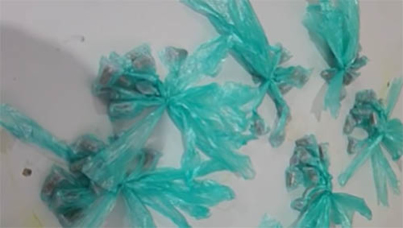 Imagem 1 -  “Tem 100 vezes a potência de um canabinoide natural”, diz perito sobre a “droga zumbie” . Cerca de 190 pinos do que parece ser a droga K9 foram apreendidos pela Delegacia de Narcóticos de Mossoró, nesta terça-feira (16), em uma encomenda que havia sido enviada por meio dos correios. O perito e toxicologista Clélio Soares, explicou que se trata de um canabinoide sintético que entrou no Brasil e já se popularizou, principalmente devido ao baixo custo. Ela faz com que os usuários entrem em um quadro abrupto de sintomas, que podem levar a alucinações e parada cardíaca. “Então é um problema de saúde pública, se realmente essa droga estiver circulando por aqui”, disse”, O material apreendido foi encaminhado para que a perícia possa confirmar se realmente se trata da “droga zumbie”.
