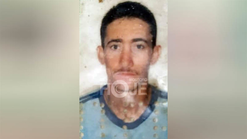 Imagem 1 - Flanelinha é morto a tiros próximo a praça das Malvinas, em Mossoró. Manoel Reis de França, de 46 anos, trafegava em sua bicicleta, quando foi alvejado, no início da tarde desta quinta-feira (18). Segundo informações da Delegada Cristiane Magalhães, da DHPP, a vítima foi alvejada com quatro disparos de munição calibre .380. No local, ninguém quis comentar o crime. A Polícia Civil colheu algumas informações preliminares para dar início às investigações. O corpo de Manoel foi removido para exames na sede do Itep. Imagem 1 - Flanelinha é morto a tiros próximo a praça das Malvinas, em Mossoró. Manoel Reis de França, de 46 anos, trafegava em sua bicicleta, quando foi alvejado, no início da tarde desta quinta-feira (18). Segundo informações da Delegada Cristiane Magalhães, da DHPP, a vítima foi alvejada com quatro disparos de munição calibre .380. No local, ninguém quis comentar o crime. A Polícia Civil colheu algumas informações preliminares para dar início às investigações. O corpo de Manoel foi removido para exames na sede do Itep.