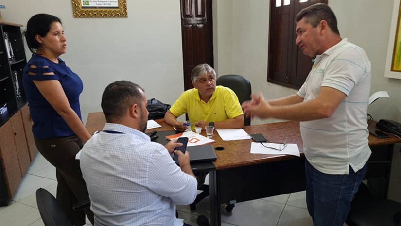 Imagem 1 - Prefeitura de Governador discute demandas prioritárias de abastecimento em reunião com a Caern. O encontro ocorreu no Gabinete do Prefeito, Dr. Artur Vale, e contou com a participação do secretário municipal de Obras, Transportes e Urbanismo, Genivaldo Felipe; do diretor da Regional Oeste da Caern, José Celino, além dos engenheiros da companhia, Alysson Dionísio e José Ronaldo. Imagem 1 - Prefeitura de Governador discute demandas prioritárias de abastecimento em reunião com a Caern. O encontro ocorreu no Gabinete do Prefeito, Dr. Artur Vale, e contou com a participação do secretário municipal de Obras, Transportes e Urbanismo, Genivaldo Felipe; do diretor da Regional Oeste da Caern, José Celino, além dos engenheiros da companhia, Alysson Dionísio e José Ronaldo.