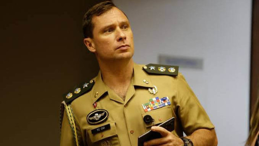 Imagem 1 - Mauro Cid fica em silêncio durante seu depoimento à Polícia Federal nesta quinta, 18. O ex-ajudante de ordens do ex-presidente Jair Bolsonaro foi chamado pela PF para dar explicações no caso que investiga fraude nos cartões de vacina do ex-presidente, da filha adolescente e de outras pessoas do entorno de Bolsonaro. Cid foi preso em razão dessa investigação há 15 dias. No depoimento, ele alegou que não teve acesso ao conteúdo integral da investigação. Diante disso, a PF não insistiu em fazer perguntas. Imagem 1 - Mauro Cid fica em silêncio durante seu depoimento à Polícia Federal nesta quinta, 18. O ex-ajudante de ordens do ex-presidente Jair Bolsonaro foi chamado pela PF para dar explicações no caso que investiga fraude nos cartões de vacina do ex-presidente, da filha adolescente e de outras pessoas do entorno de Bolsonaro. Cid foi preso em razão dessa investigação há 15 dias. No depoimento, ele alegou que não teve acesso ao conteúdo integral da investigação. Diante disso, a PF não insistiu em fazer perguntas.