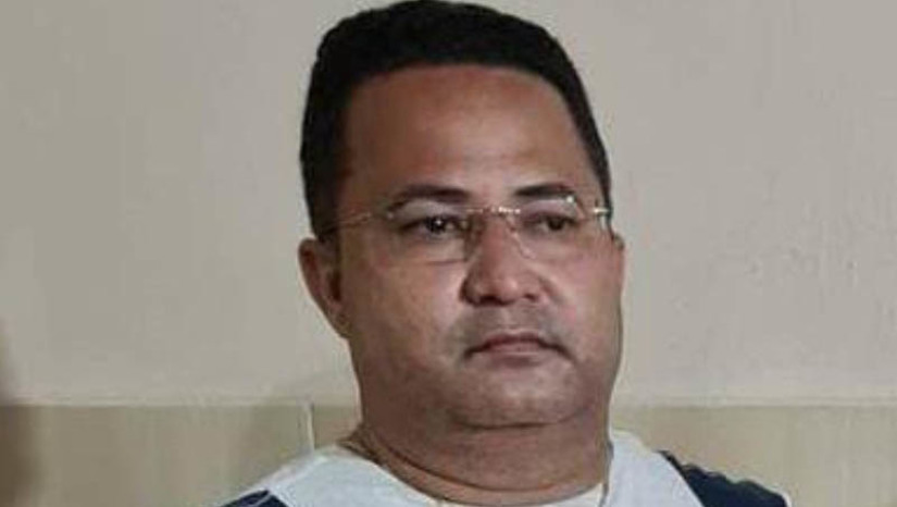 Imagem 1 - Pecuarista é assassinado no próprio sítio, localizado no município de Grossos. A vítima foi identificada como Francisco Antônio Azevedo, de 42 anos. De acordo com informações da Polícia Militar, a guarnição foi acionada ao sítio, localizado na estrada que liga a zona urbana da cidade e a comunidade córrego, na noite desta quinta-feira (18), com informações de disparos de arma de fogo. Chegando lá, Francisco já estava sem vida, caído próximo ao portão. Como estava sozinho, ainda não há qualquer informação sobre quem cometeu o crime. A delegacia de Grossos vai investigar o caso. Imagem 1 - Pecuarista é assassinado no próprio sítio, localizado no município de Grossos. A vítima foi identificada como Francisco Antônio Azevedo, de 42 anos. De acordo com informações da Polícia Militar, a guarnição foi acionada ao sítio, localizado na estrada que liga a zona urbana da cidade e a comunidade córrego, na noite desta quinta-feira (18), com informações de disparos de arma de fogo. Chegando lá, Francisco já estava sem vida, caído próximo ao portão. Como estava sozinho, ainda não há qualquer informação sobre quem cometeu o crime. A delegacia de Grossos vai investigar o caso.