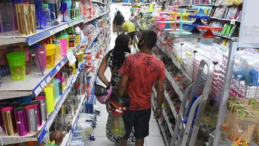 Imagem 1 - Volume de vendas no RN se mantém estável em abril com um movimento de R$ 11,7 bilhões. No primeiro quadrimestre, as vendas no estado já acumulam um montante de R$ 48,6 bilhões comercializados, o que representa um crescimento de 8,4% no comparativo com o mesmo intervalo do ano passado, quando as vendas chegaram a um volume de R$ 44,8 bilhões. Os números são da Secretaria Estadual de Tributação (SET-RN), que divulgou, nesta quinta-feira (18), a 42ª Edição do boletim de atividades econômicas da receita estadual, um informativo contendo os principais indicadores que medem o desempenho da economia potiguar E dos setores produtivos. A publicação está disponível para consulta e download no site www.set.rn.gov.br/. Imagem 1 - Volume de vendas no RN se mantém estável em abril com um movimento de R$ 11,7 bilhões. No primeiro quadrimestre, as vendas no estado já acumulam um montante de R$ 48,6 bilhões comercializados, o que representa um crescimento de 8,4% no comparativo com o mesmo intervalo do ano passado, quando as vendas chegaram a um volume de R$ 44,8 bilhões. Os números são da Secretaria Estadual de Tributação (SET-RN), que divulgou, nesta quinta-feira (18), a 42ª Edição do boletim de atividades econômicas da receita estadual, um informativo contendo os principais indicadores que medem o desempenho da economia potiguar E dos setores produtivos. A publicação está disponível para consulta e download no site www.set.rn.gov.br/.