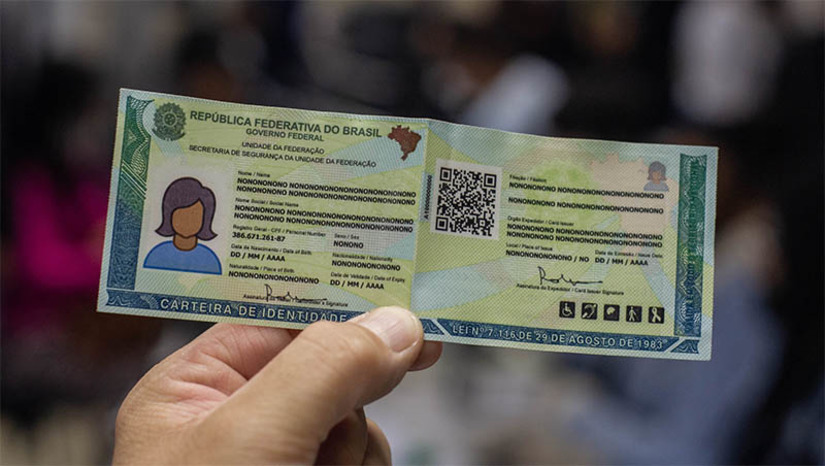 Imagem 1 - Carteira Nacional de Identidade será mais inclusiva, segundo Governo Federal. O novo documento não terá mais distinção entre nome social e nome do registro civil. Dessa forma, passará a adotar o nome ao qual a pessoa se declara no ato da emissão. A carteira de identidade também será impressa sem o campo referente ao sexo. O decreto que regulamentará a emissão da CIN com as alterações tem previsão de ser publicado no final de junho. A partir da divulgação da norma, todos os novos documentos já serão emitidos no novo modelo. Imagem 1 - Carteira Nacional de Identidade será mais inclusiva, segundo Governo Federal. O novo documento não terá mais distinção entre nome social e nome do registro civil. Dessa forma, passará a adotar o nome ao qual a pessoa se declara no ato da emissão. A carteira de identidade também será impressa sem o campo referente ao sexo. O decreto que regulamentará a emissão da CIN com as alterações tem previsão de ser publicado no final de junho. A partir da divulgação da norma, todos os novos documentos já serão emitidos no novo modelo.