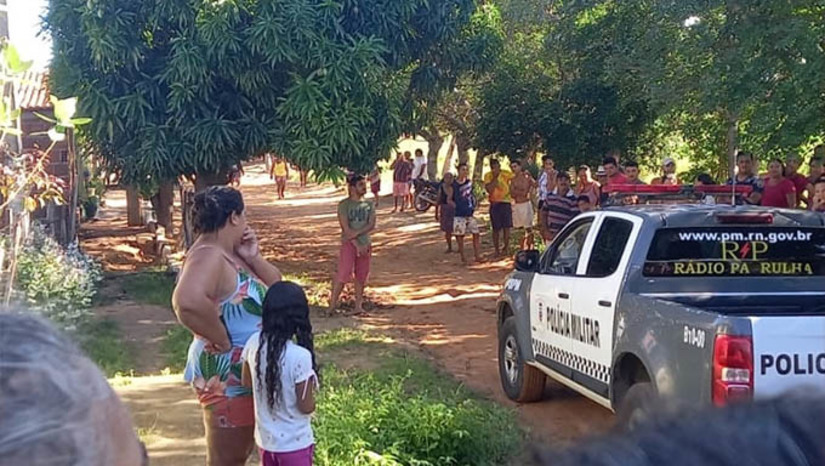 Imagem 1 - No caso de Mossoró, o jovem Paulo Ruan, de 21 anos, foi assassinado em via pública no Bairro Planalto 13 de Maio, na manhã deste domingo, 21. Já em Assu, o sr Damião Severo, de 59 anos, que estava desaparecido há 3 dias, foi encontrado morto, também neste domingo. Já em Lajes, na região Central, o operário Nilson Gomes matou a mulher Jamila Mariana e foi preso em flagrante, neste sábado, 20. Os detalhes, no MH. Imagem 1 - No caso de Mossoró, o jovem Paulo Ruan, de 21 anos, foi assassinado em via pública no Bairro Planalto 13 de Maio, na manhã deste domingo, 21. Já em Assu, o sr Damião Severo, de 59 anos, que estava desaparecido há 3 dias, foi encontrado morto, também neste domingo. Já em Lajes, na região Central, o operário Nilson Gomes matou a mulher Jamila Mariana e foi preso em flagrante, neste sábado, 20. Os detalhes, no MH.