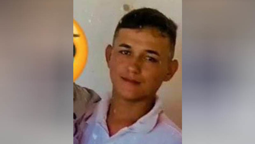 Imagem 1 -  Jovem de 23 anos é morto a tiros no distrito de Soledade, em Apodi. O crime aconteceu por volta das 22h deste domingo (21). De acordo com informações da Polícia Militar, a vítima, identificada como Antônio Marlos da Silva, estava na praça do distrito, em uma comemoração. Ao deixar o local, acompanhado da esposa, foi alvejado a tiros, por duas pessoas que se aproximaram em uma motocicleta. A motivação do crime, bem como a autoria ainda não foi identificada. O caso será investigado pela polícia civil. 