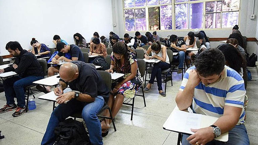 Imagem 1 -  Interessados em participar do Encceja 2023 podem se inscrever até o dia 2 de junho. O prazo também vale para as solicitações de atendimento especializado e de tratamento por nome social. As provas, tanto para o ensino fundamental quanto para o médio, serão aplicadas no dia 27 de agosto. O Exame Nacional para Certificação de Competências de Jovens e Adultos (Encceja), realizado desde 2002, afere competências, habilidades e saberes de jovens e adultos que não concluíram o ensino fundamental ou médio na idade adequada. 