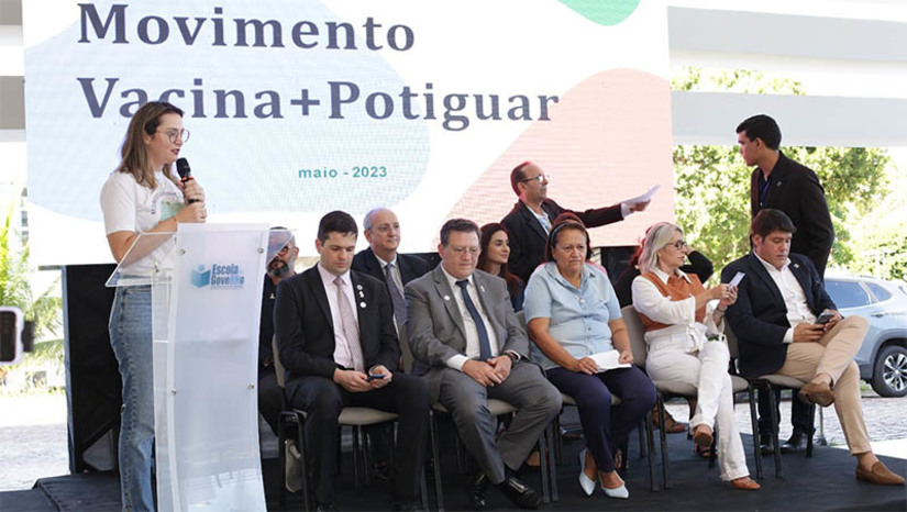 Imagem 1 - Movimento quer retomar cultura de vacinação e elevar níveis de cobertura vacinal no RN. A Secretaria de Estado da Saúde Pública (Sesap) iniciou nesta segunda-feira (22) o Movimento Vacina + Potiguar. A iniciativa vai unir diversas esferas da sociedade do Rio Grande do Norte em ações perenes de vacinação, seguindo o Programa Nacional de Imunizações (PNI) do Ministério da Saúde. "Vivemos um período de negacionismo com relação à vacina, incentivado por autoridades. E por isso perdemos muitas pessoas queridas. Agora temos que valorizar um Brasil que tem vacina para todos. Cabe a nós abraçar a causa e levar essa campanha para todos os lugares da nossa terra", afirmou a governadora Fátima Bezerra. Imagem 1 - Movimento quer retomar cultura de vacinação e elevar níveis de cobertura vacinal no RN. A Secretaria de Estado da Saúde Pública (Sesap) iniciou nesta segunda-feira (22) o Movimento Vacina + Potiguar. A iniciativa vai unir diversas esferas da sociedade do Rio Grande do Norte em ações perenes de vacinação, seguindo o Programa Nacional de Imunizações (PNI) do Ministério da Saúde. "Vivemos um período de negacionismo com relação à vacina, incentivado por autoridades. E por isso perdemos muitas pessoas queridas. Agora temos que valorizar um Brasil que tem vacina para todos. Cabe a nós abraçar a causa e levar essa campanha para todos os lugares da nossa terra", afirmou a governadora Fátima Bezerra.