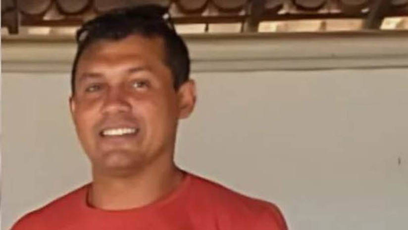 Imagem 1 - Homem baleado pelo próprio filho morre no hospital regional de Pau dos Ferros. Francisco Neurivan da Silva, de 45 anos, morreu no final da noite desta segunda-feira (22). Ele estava internado desde o domingo (21), no Hospital Regional Dr. Cleodon Carlos de Andrade, após ter sido baleado pelo próprio filho, Ryan Coelho Souza. O crime aconteceu no bairro Manoel Deodato. Os dois estavam bebendo e tiveram um desentendimento que levou a uma luta corporal. Em seguida, o filho deixou o local e voltou logo depois, portando uma arma de fogo. Ele desferiu cerca de 5 disparos contra o pai e fugiu em seguida. Imagem 1 - Homem baleado pelo próprio filho morre no hospital regional de Pau dos Ferros. Francisco Neurivan da Silva, de 45 anos, morreu no final da noite desta segunda-feira (22). Ele estava internado desde o domingo (21), no Hospital Regional Dr. Cleodon Carlos de Andrade, após ter sido baleado pelo próprio filho, Ryan Coelho Souza. O crime aconteceu no bairro Manoel Deodato. Os dois estavam bebendo e tiveram um desentendimento que levou a uma luta corporal. Em seguida, o filho deixou o local e voltou logo depois, portando uma arma de fogo. Ele desferiu cerca de 5 disparos contra o pai e fugiu em seguida.