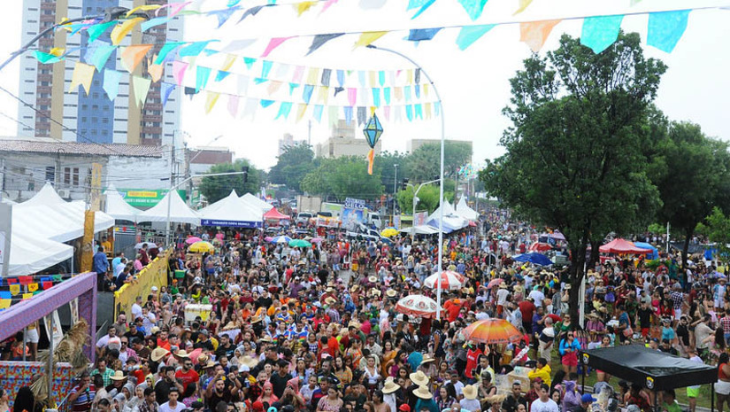 Imagem 1 - Pingo da Mei Dia: prefeitura divulga programação completa da abertura do MCJ 2023. De acordo com a organização do evento, o Pingo da Mei Dia começa pontualmente às 12h, com apresentação do cantor Giannini Alencar. Em seguida, no segundo trio, a artista Caroline Melo dá sequência à festa. Por volta das 13h, será a vez de João Neto Pegadão animar o público na avenida Rio Branco; confira os horários das demais atrações. Imagem 1 - Pingo da Mei Dia: prefeitura divulga programação completa da abertura do MCJ 2023. De acordo com a organização do evento, o Pingo da Mei Dia começa pontualmente às 12h, com apresentação do cantor Giannini Alencar. Em seguida, no segundo trio, a artista Caroline Melo dá sequência à festa. Por volta das 13h, será a vez de João Neto Pegadão animar o público na avenida Rio Branco; confira os horários das demais atrações.